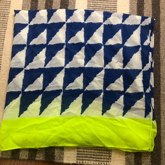 Hollister Bluewhite Triangle Patterned Scarf - Picture 2 of 4
